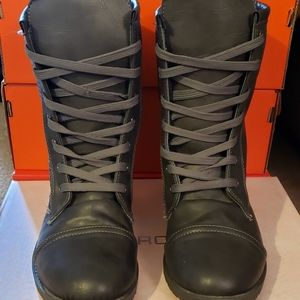 Combat boots